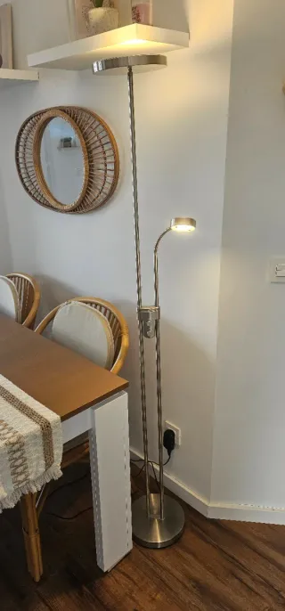 Lámpara de pie metálica lector ajustable