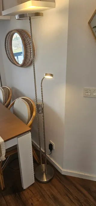 Lámpara de pie metálica lector ajustable