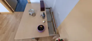 Mesa de salón de madera y cristal.  Dos alturas