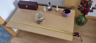 Mesa de salón de madera y cristal.  Dos alturas