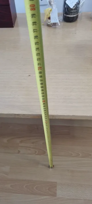 Mesa de salón de madera y cristal.  Dos alturas