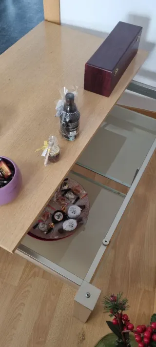 Mesa de salón de madera y cristal.  Dos alturas