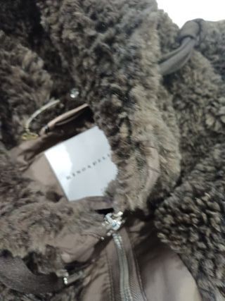 Abrigo de pelo marrón y gris