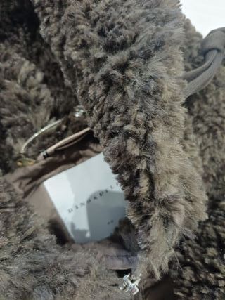 Abrigo de pelo marrón y gris