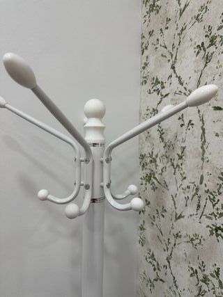 Perchero blanco con base redonda