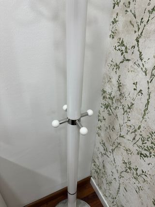 Perchero blanco con base redonda