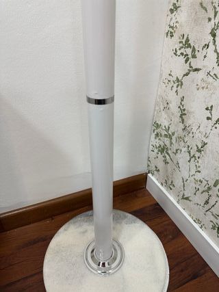 Perchero blanco con base redonda