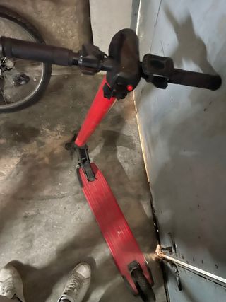 Monopattini elettrici rossi e neri non funzionanti