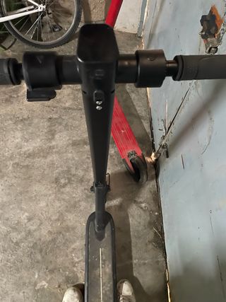 Monopattini elettrici rossi e neri non funzionanti