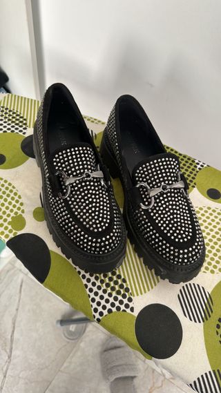 Zapatos negros con pedrería y hebilla