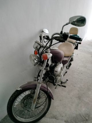 Moto Husky 125cc. Custom de 4T 10.000km  Año 2000.