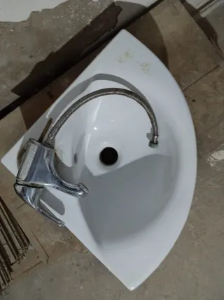 Lavabo de esquina con grifo