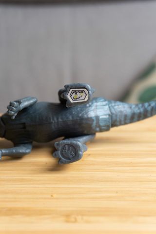 Dinosaurio de juguete azul y naranja