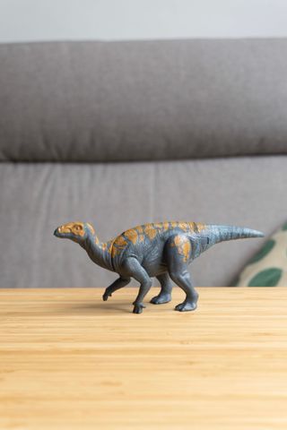 Dinosaurio de juguete azul y naranja