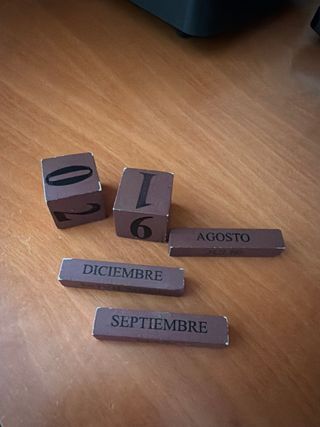 Figura de bruja de la suerte con calendario.