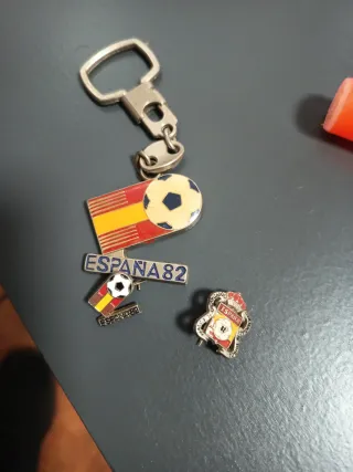 Llavero y 2 Pins España 82