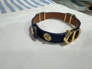 Pulsera azul con detalles dorados