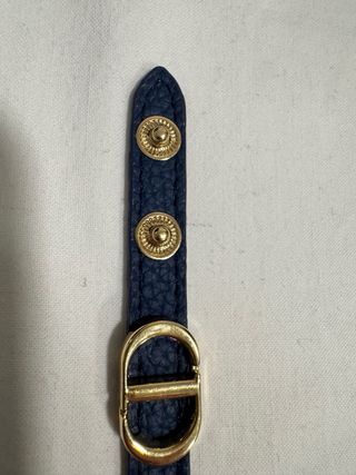 Pulsera azul con detalles dorados