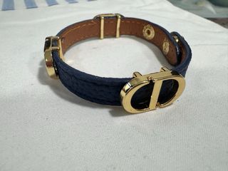 Pulsera azul con detalles dorados