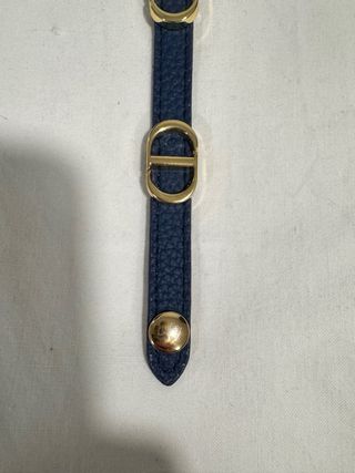 Pulsera azul con detalles dorados