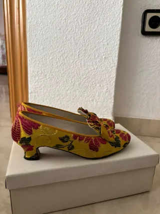 Zapatos de fallera amarillos con flores