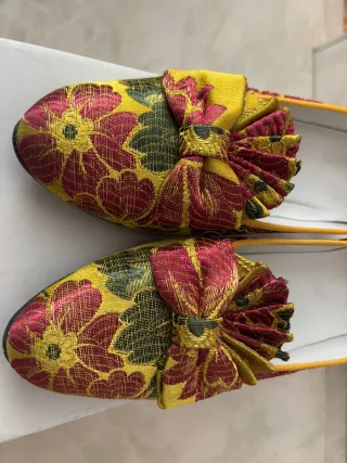 Zapatos de fallera amarillos con flores