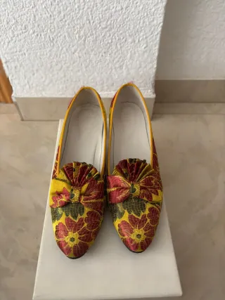 Zapatos de fallera amarillos con flores