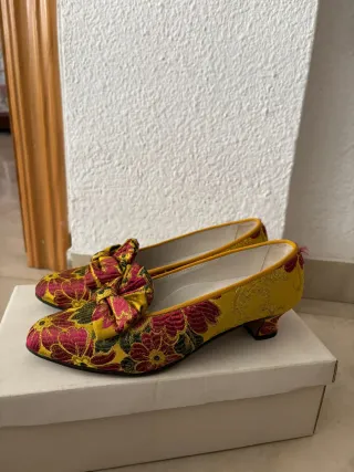 Zapatos de fallera amarillos con flores