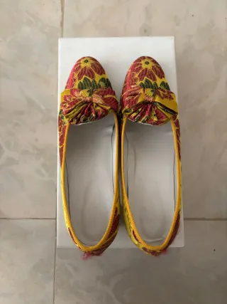 Zapatos de fallera amarillos con flores
