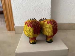 Zapatos de fallera amarillos con flores