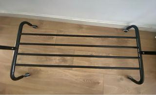 Perchero metálico negro con balda