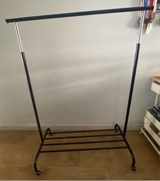 Perchero metálico negro con balda