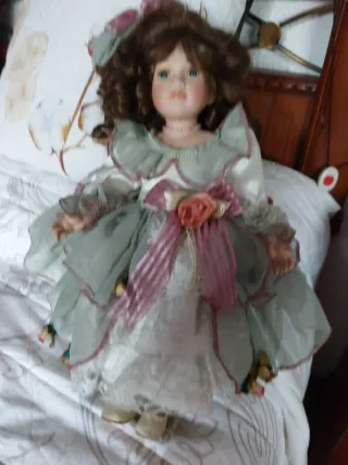 Vecchia bambola in porcellana