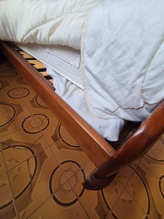 Cama de madera con detalles