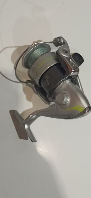 Carrete de pesca plateado