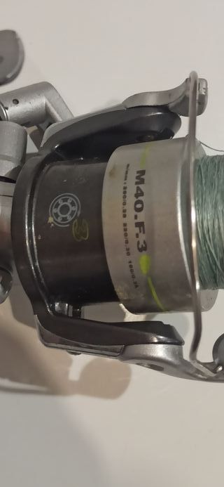 Carrete de pesca plateado