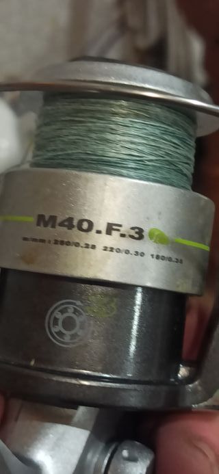 Carrete de pesca plateado