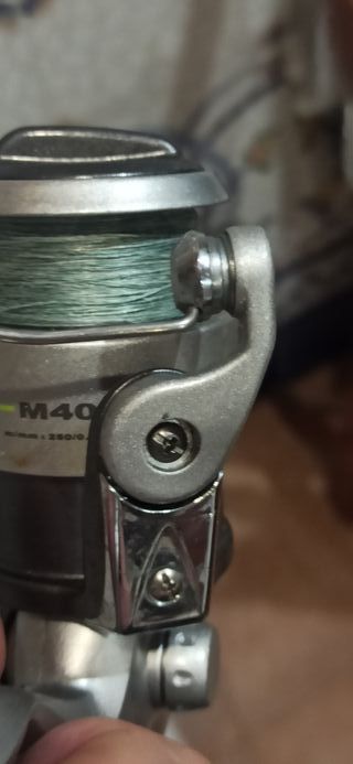 Carrete de pesca plateado