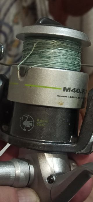 Carrete de pesca plateado