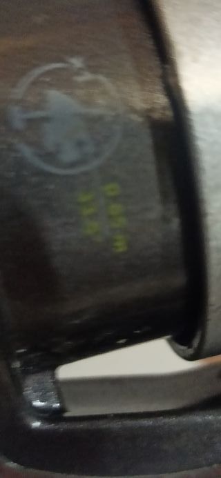 Carrete de pesca plateado