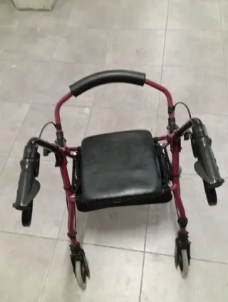 Andador con asiento y frenos