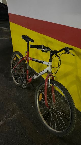 Bicicleta de montaña roja y blanca