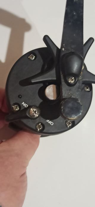 Carrete de pesca negro