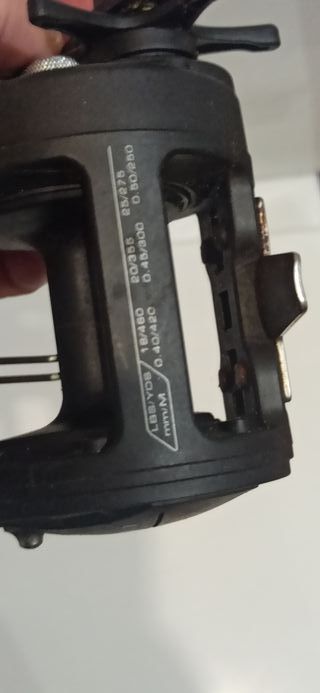 Carrete de pesca negro