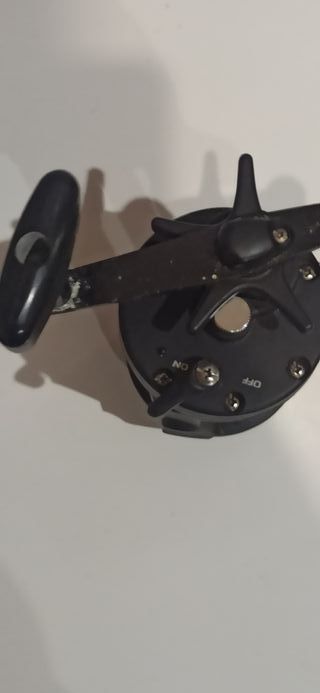 Carrete de pesca negro