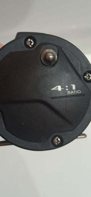 Carrete de pesca negro