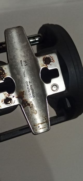 Carrete de pesca negro