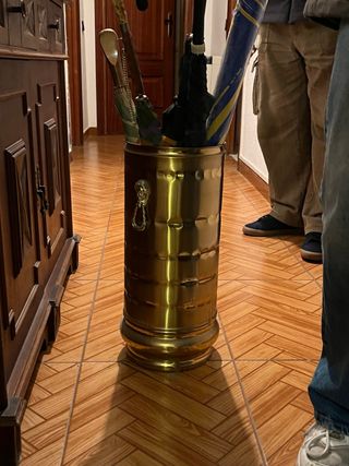 Paragüero clásico metal dorado.