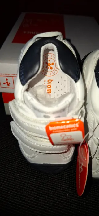 Biomecanics T.18 Deportivas Blancas