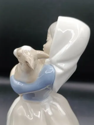 Figura Nao Lladro Porcelana Niña Cordero
